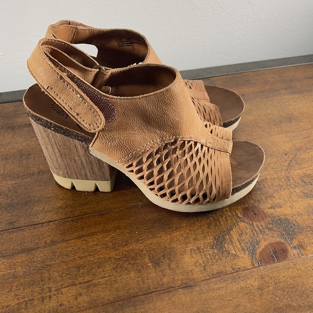 OTBT Tan Leather Cutout Wedges - Picture 2 of 10